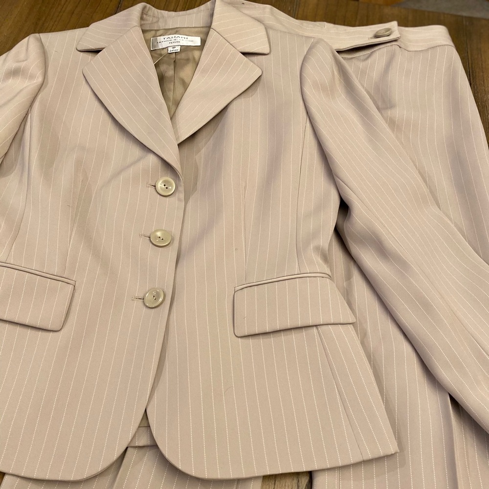 TAHARI Suit (Blazer & Pants)